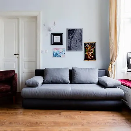 In A Luxury Designer Period In Old Town By Presidential Palace Habitación en casa particular