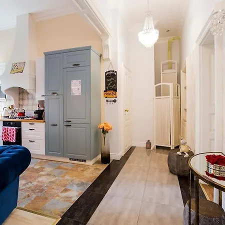 In A Luxury Designer Period In Old Town By Presidential Palace