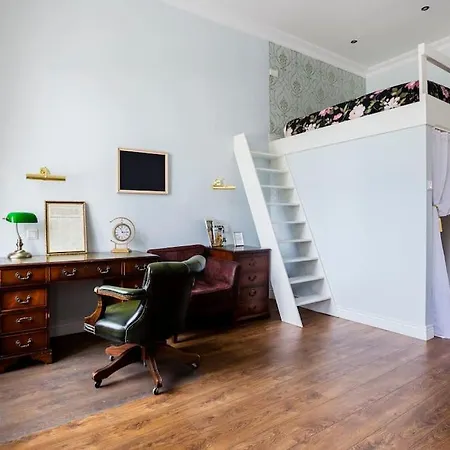 Habitación en casa particular In A Luxury Designer Period In Old Town By Presidential Palace *