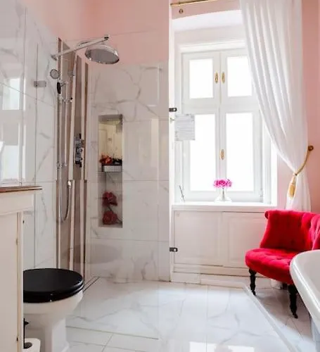 In A Luxury Designer Period In Old Town By Presidential Palace براتسيلافا