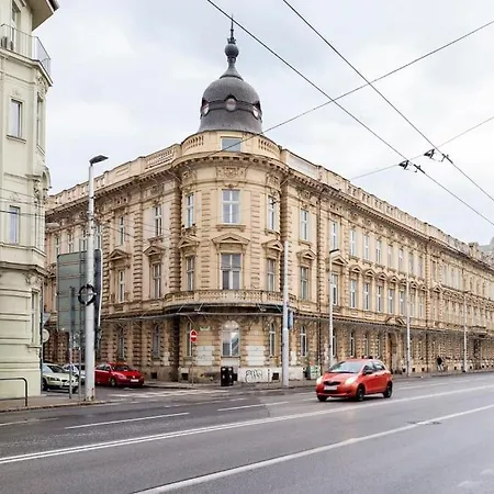 In A Luxury Designer Period In Old Town By Presidential Palace 홈스테이 *