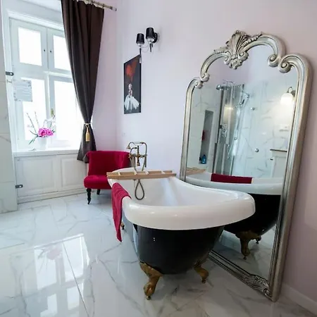 In A Luxury Designer Period In Old Town By Presidential Palace 홈스테이